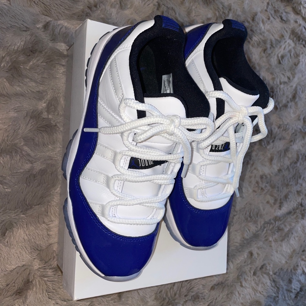 Women’s air Jordan 11 retro Low size 7